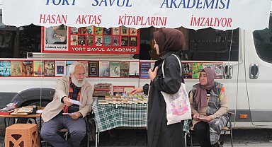 5 tır dolusu kitabı bulunan öğretim üyesinin kitapları evine sığmadı sokağa taştı