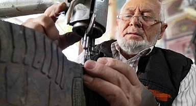 60 yıldır kunduracılık yaparak geçimini sağlıyor