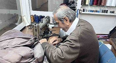 66 yıllık terzi, değişen mesleğe rağmen çalışmaya devam ediyor