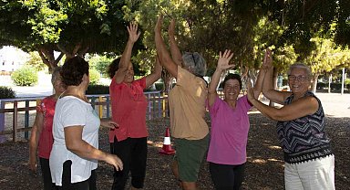 80 yaş üzeri kadınlar, '80'ler buluşması' etkinliğinde bir araya geldi
