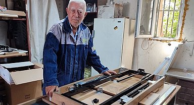 85 yaşındaki emekli öğretmen, kurduğu atölyede akıllı sehpa üretiyor