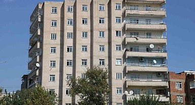 95 yaşındaki Fuat dede depremlerde terk edilen binada tek başına yaşıyor