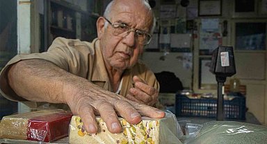 95 yıldır İzmir'de aynı yerinde, bu helvacının namı Türkiye'ye yayıldı