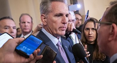 ABD Temsilciler Meclisi'nin Cumhuriyetçi Başkanı Kevin McCarthy, yapılan oylama ile başkanlık görevinden alındı. Aralarında 8 Cumhuriyetçi temsilcinin de bulunduğu 216 üye McCarthy'nin görevden alınması yönünde oy kullandı.