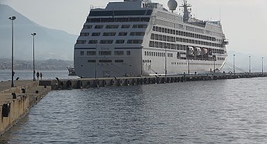 ABD'li 651 yolcu ve 392 personel taşıyan kruvaziyer Alanya Limanı'na demirledi