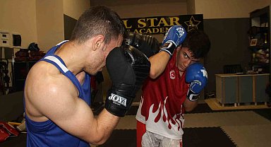 Abi-kardeş, sırt sırta vererek kick boksta şampiyonalara hazırlanıyor