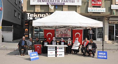 Acılı aileler evlat nöbetine devam ediyor