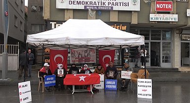 Acılı aileler evlat nöbetini yağmur altında sürdürdü