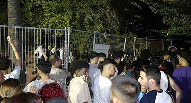 Adana'da Çukurova Rock Festivali'nde gençler bariyerleri bilet gişelerini yıkıp içeri girdi