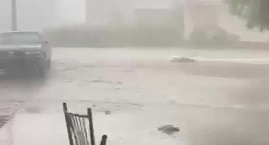 Adana'da fırtına çatıları uçurdu