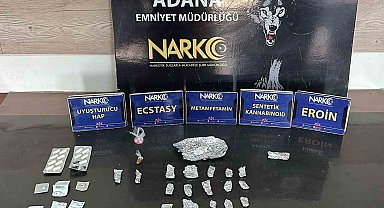 Adana'da narkotik polislerinin yakaladığı 2 uyuşturucu satıcısı tutuklandı