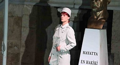 Adana'da "Atatürk ve Cumhuriyet" temalı kostüm defilesi düzenlendi