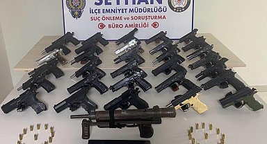 Adana'da ruhsatsız silahlara geçit yok: 1'i otomatik 43 tabanca ele geçirildi