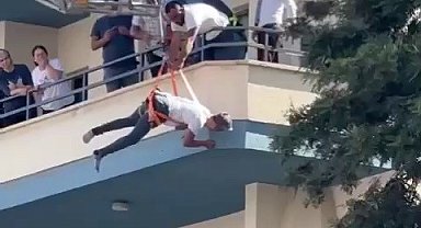 Adana'da vinçten düşen 2 işçi, emniyet kemeri sayesinde hayatta kaldı