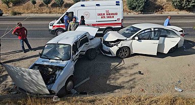 Adıyaman'da iki otomobil çarpıştı: 4 yaralı