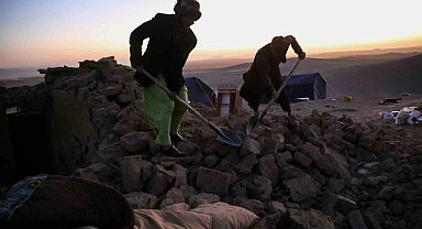 Afganistan'daki deprem can kaybı 2 bin 400'e yükseldi