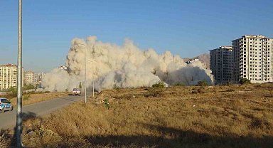 Ağır hasarlı 2 blok saniyeler içerisinde yerle bir oldu