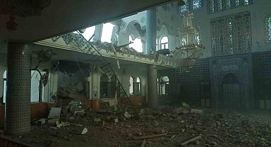 Ağır hasarlı bina, az hasarlı caminin üzerine yıkıldı