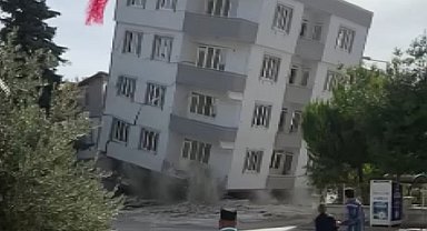 Ağır hasarlı bina yıkım esnasında kepçenin üzerine çöktü