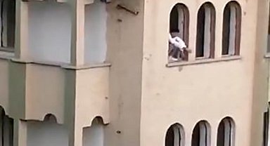 Ağır hasarlı binada tehlikeli anlar: Caddede bulunanlarla tartışıp 4'üncü kattan beton parçası fırlattı