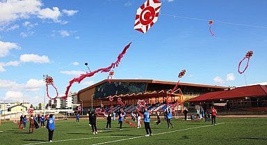 Ağrı'da Cumhuriyet'in 100. yılı coşkusu uçurtmalarla yaşandı