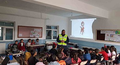 Ağrı'da jandarma ekipleri trafik kuralları hakkında öğrencileri bilgilendiriyor