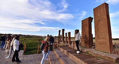 Ahlat Selçuklu Meydan Mezarlığı ziyaretçi akınına uğruyor