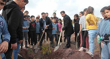 Ahlat'ta 2023 fidan dikildi