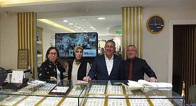 AK Parti Teşkilatı esnafa bayrak dağıttı