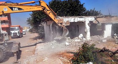 Akdeniz'de metruk binaların yıkımı sürüyor