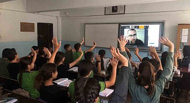 AKEV binlerce ortaokul öğrencisine kariyer seminerleri veriyor