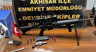Akhisar'da polisin yakaladığı şahsın üzerinden cephanelik çıktı