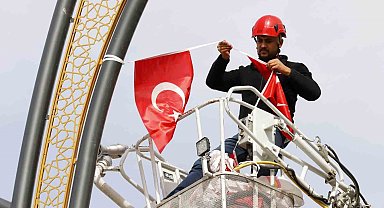 Aksaray Belediyesi, cadde ve sokakları Türk bayrakları ile donatıyor