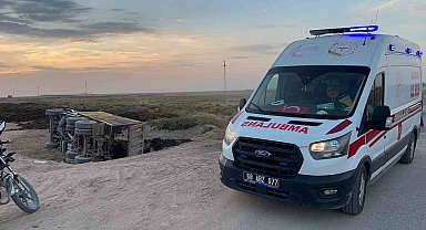 Aksaray'da kamyon şarampole devrildi: 2 yaralı