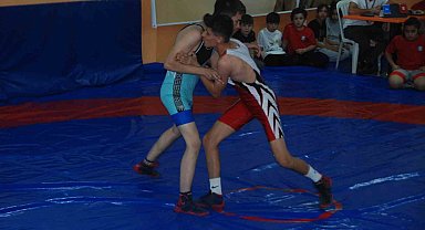 Akşehir'de pehlivanlar 100. yıl şerefine güreşti