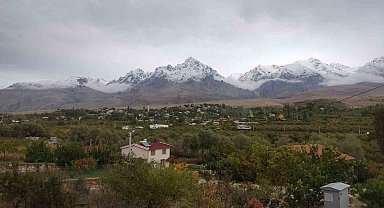 Aladağlar'a mevsimin ilk karı düştü