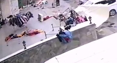 Alanya'da hortum, butik dükkanının önünü savaş alanına çevirdi