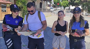 Alanya'da polisten turistlere dört dilde broşür