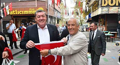 Alaplı Belediyesi esnaf ve vatandaşlara binlerce Türk Bayrağı dağıttı