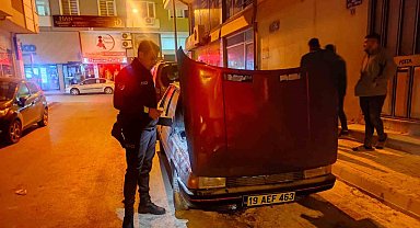 Alev alan otomobili mahalle bekçileri söndürdü