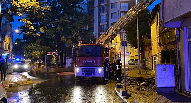 Alevler geceyi aydınlattı, tarihi bina alev alev yandı