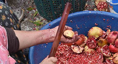 Aliağa'da nar ekşisi zamanı: Bin bir emekle sofralara ulaşıyor