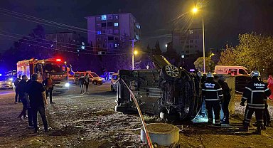 Alkollü sürücü 3 aracı biçerek, beton büze çarptı: 3 kişinin yaralandığı kaza anı kamerada