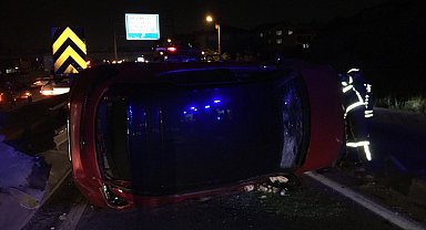 Alkollü sürücünün kullandığı otomobil bariyere çarpıp devrildi