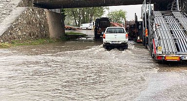 Alt geçidi su bastı, polis kontrollü geçişleri sağladı