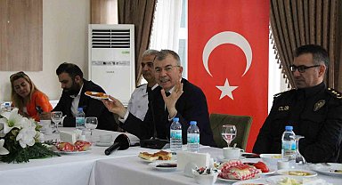 Amasya Valisi Doruk esnaflara seslendi: "Tanıtım için misket elması kurusu ikram edin"