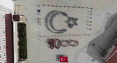 Amasya'da öğrenciler '100. yıl' ve 'ay-yıldız' koreografisi oluşturdu
