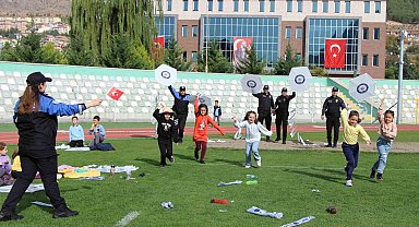 Amasya'da polisler Cumhuriyet'in 100. yılında 100 çocukla uçurtma uçurdu