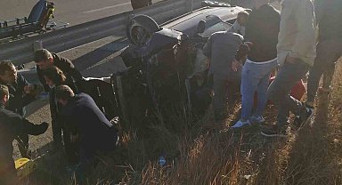 Anadolu Otoyolu'nda bariyerlere çarpan otomobil devrildi: 1 yaralı