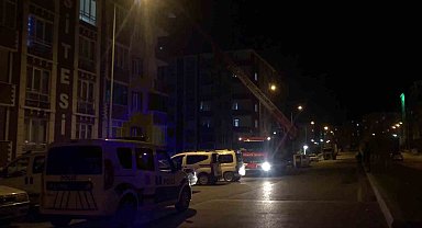 Anahtarı evde unutan çift, itfaiyeden yardım istedi